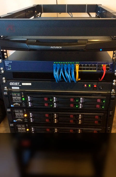 rack con equipo de comunicación IP
